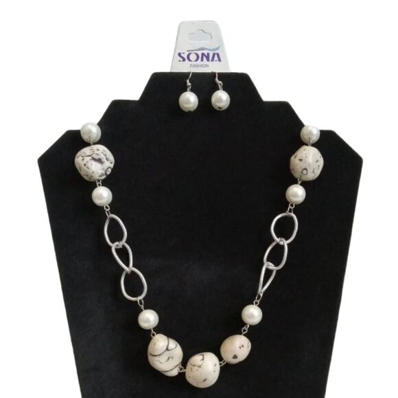Vintage Sona Fashion White & Black Chunky Howlite Faux Pearl Earrings & Necklace - Picture 1 of 9